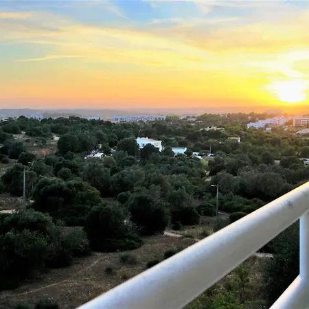 Apartamento Cozy Retreat - Sunset Balcony, Wi-fi & Ac *